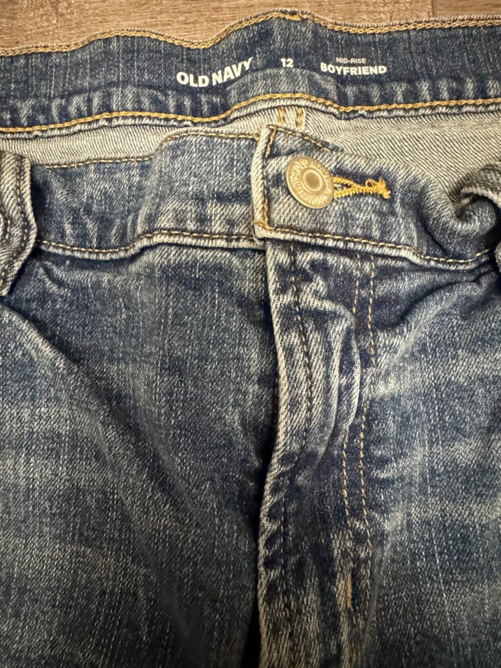 👖 Old Navy Mid-Rise Boyfriend Distressed Jeans Size 12 Raw Hem - Picture 9 of 11